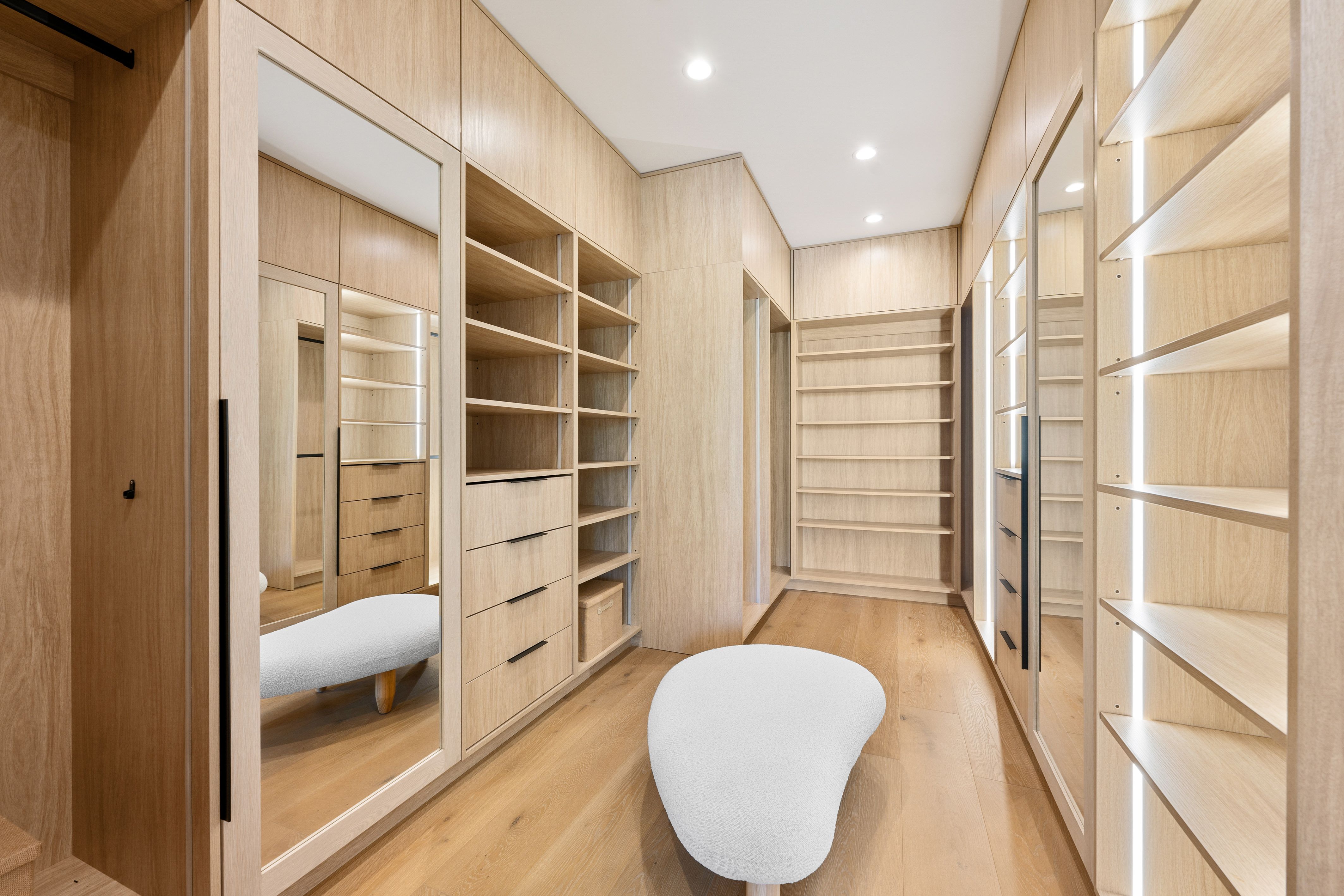 Giyinme odası dolap detayı